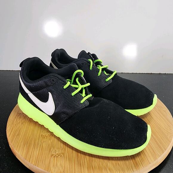 Nike Roshe One Sz 6.5 Youth=7.5Womens 009378 Black White Green Running Sneakers - Picture 2 of 8